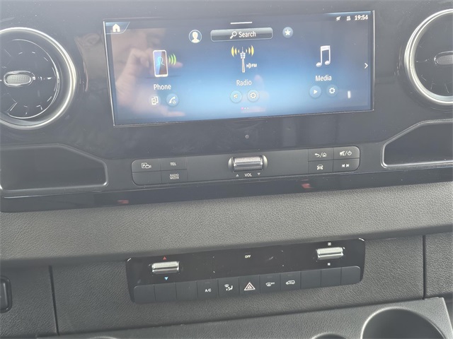 Vehicle image 11 of 19