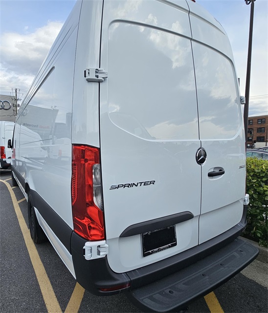 Vehicle image 4 of 19