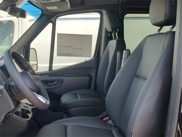 Vehicle image 11 of 17