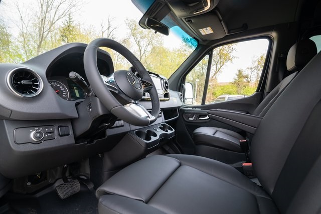 Vehicle image 10 of 42