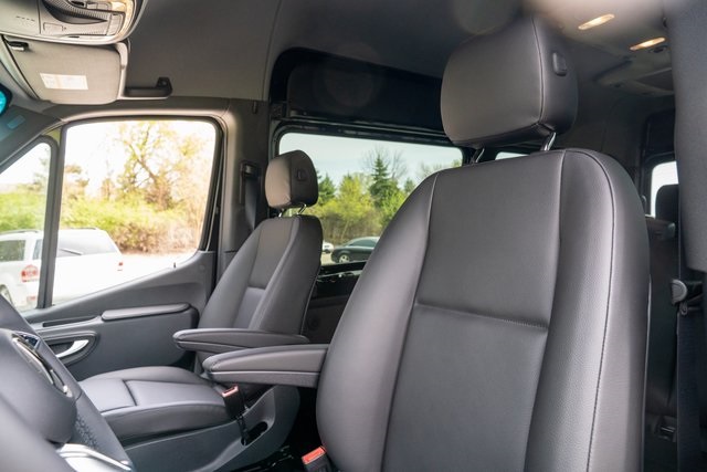 Vehicle image 11 of 42