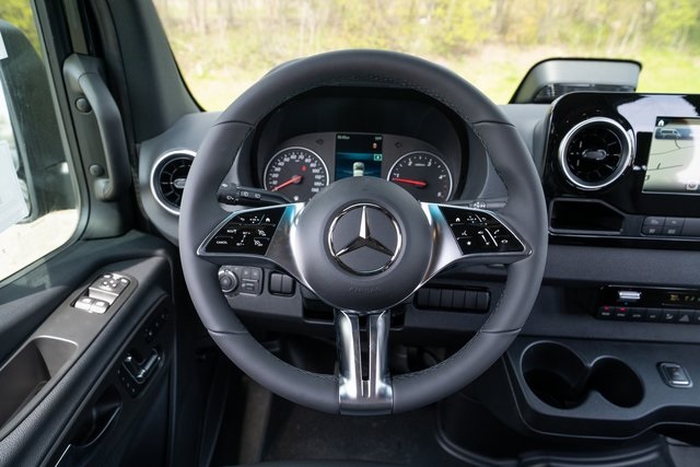 Vehicle image 19 of 42
