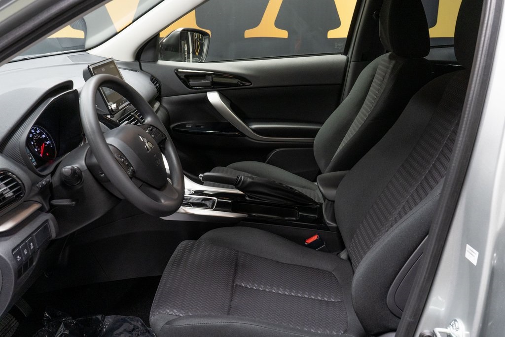 2025 Mitsubishi Eclipse Cross LE Image 18 of 24