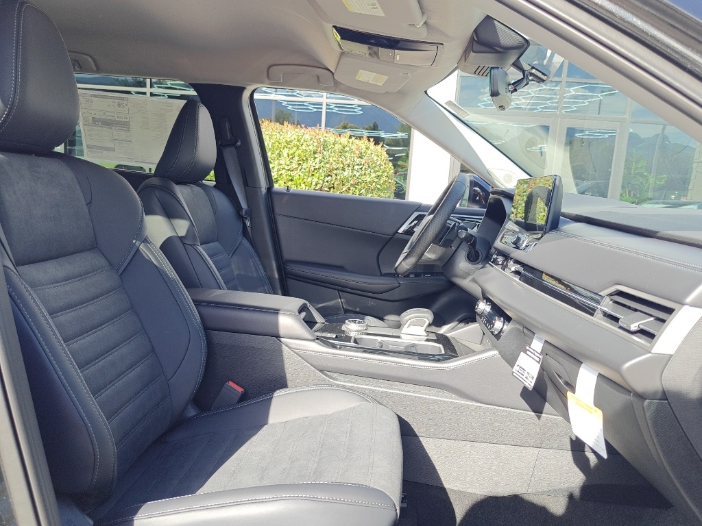 2025 Mitsubishi Outlander SE Image 17 of 35