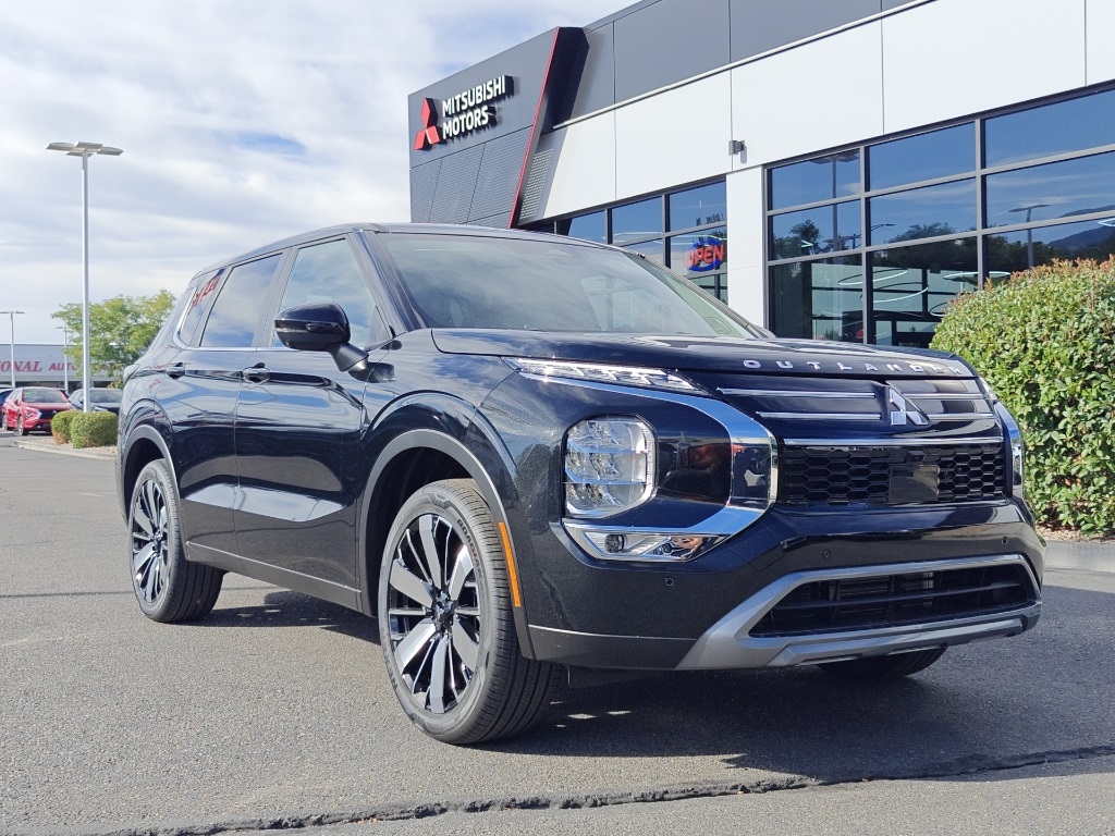 2025 Mitsubishi Outlander SE Image 2 of 35