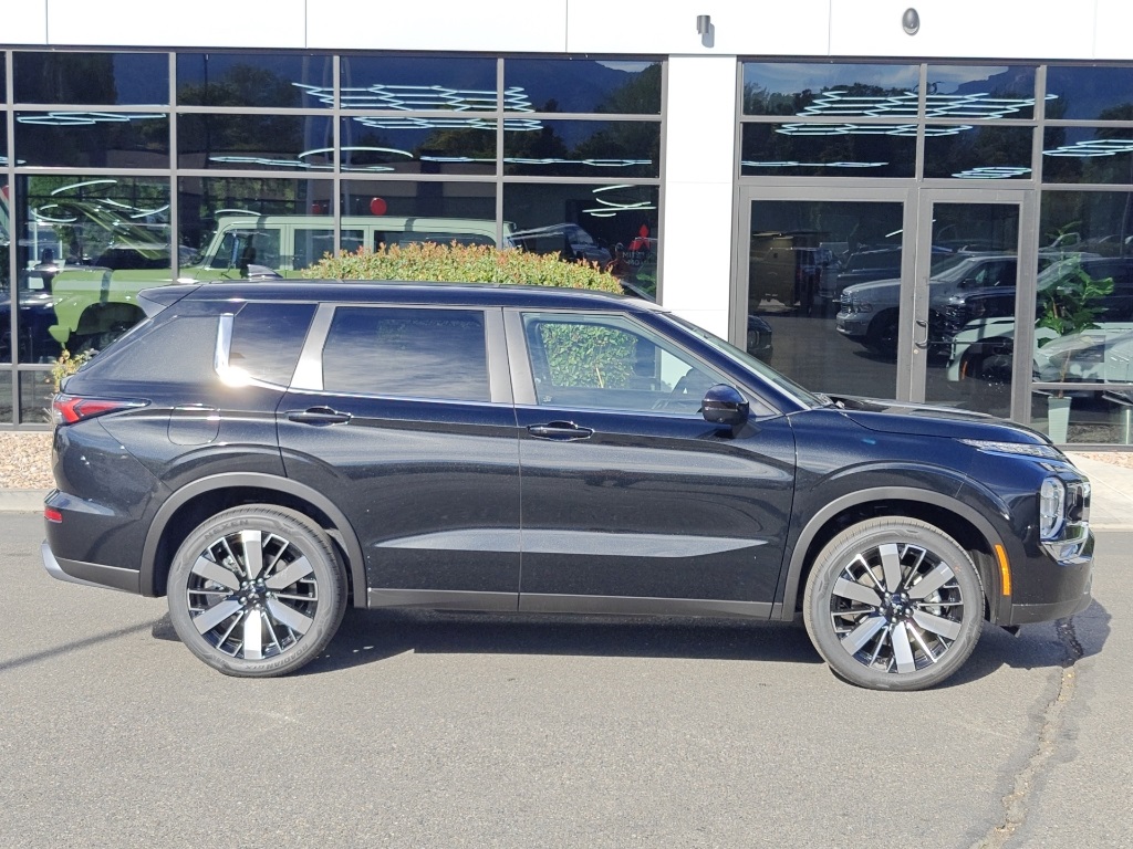 2025 Mitsubishi Outlander SE Image 3 of 35