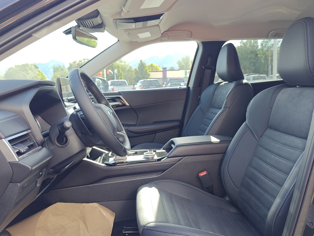 2025 Mitsubishi Outlander SE Image 15 of 35