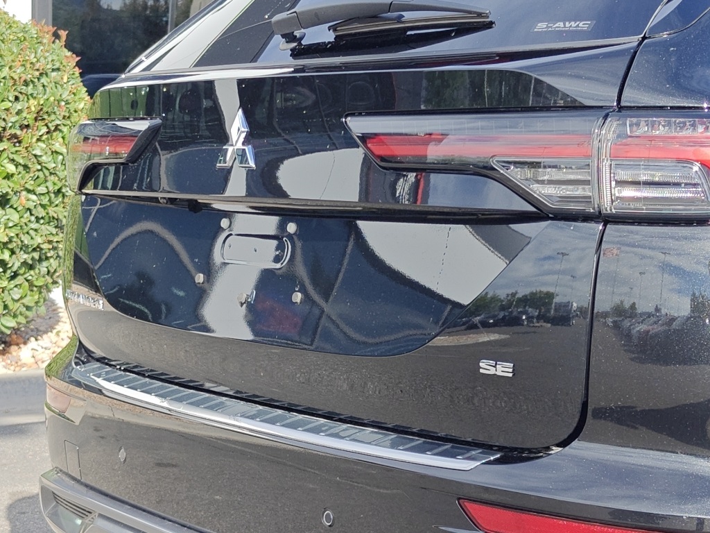 2025 Mitsubishi Outlander SE Image 12 of 35