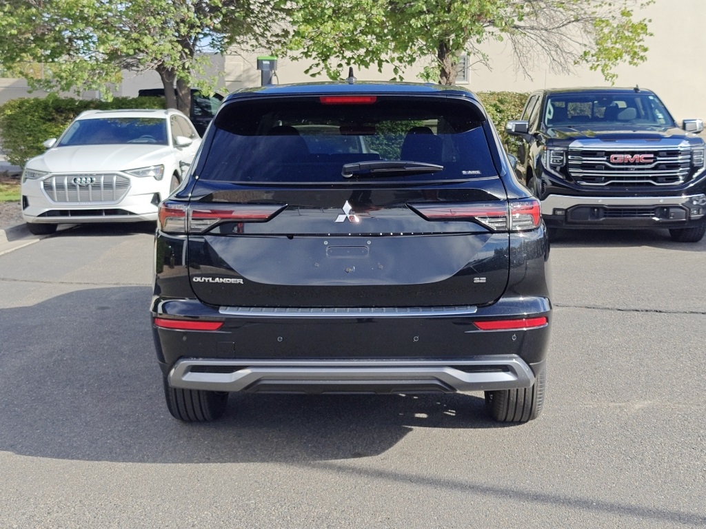 2025 Mitsubishi Outlander SE Image 5 of 35