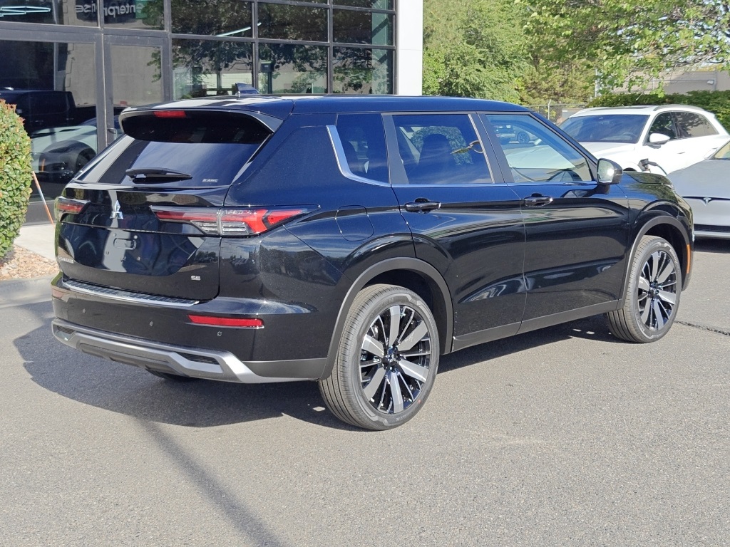 2025 Mitsubishi Outlander SE Image 4 of 35