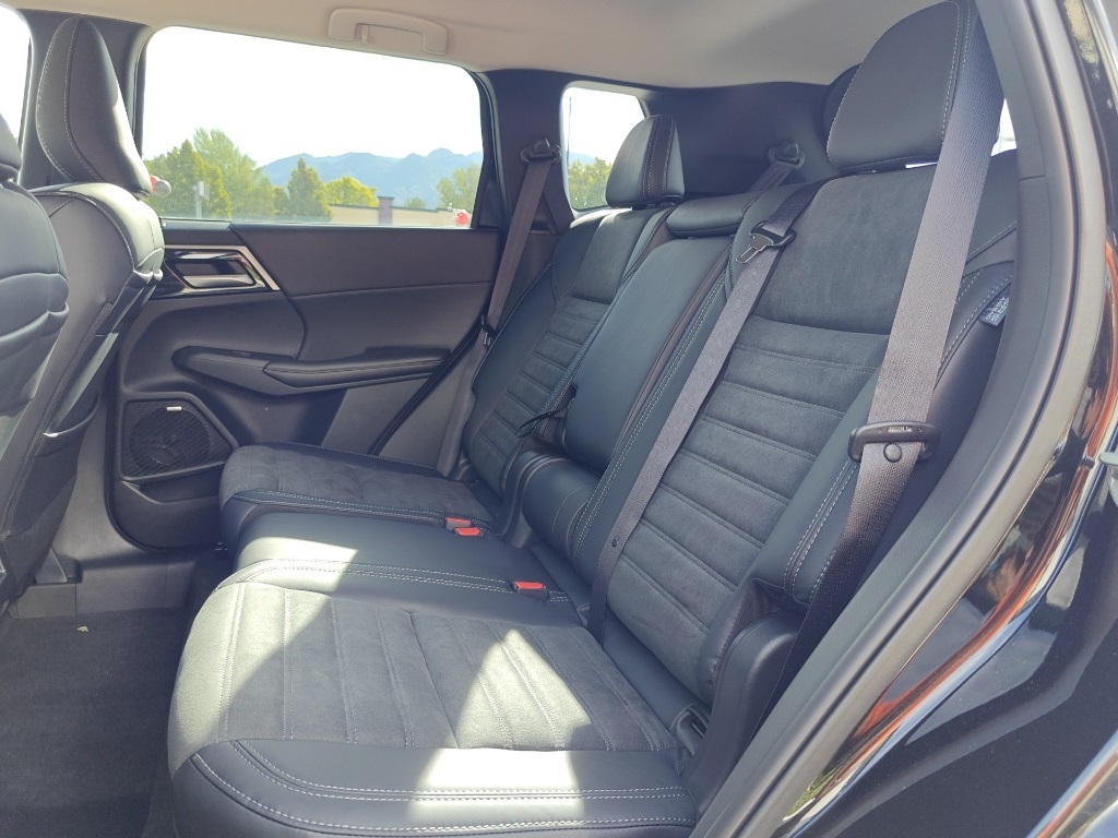 2025 Mitsubishi Outlander SE Image 14 of 35