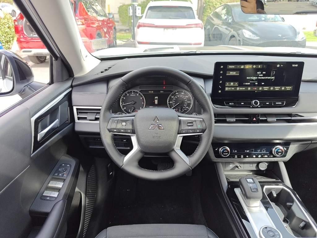 2025 Mitsubishi Outlander Image 21 of 38