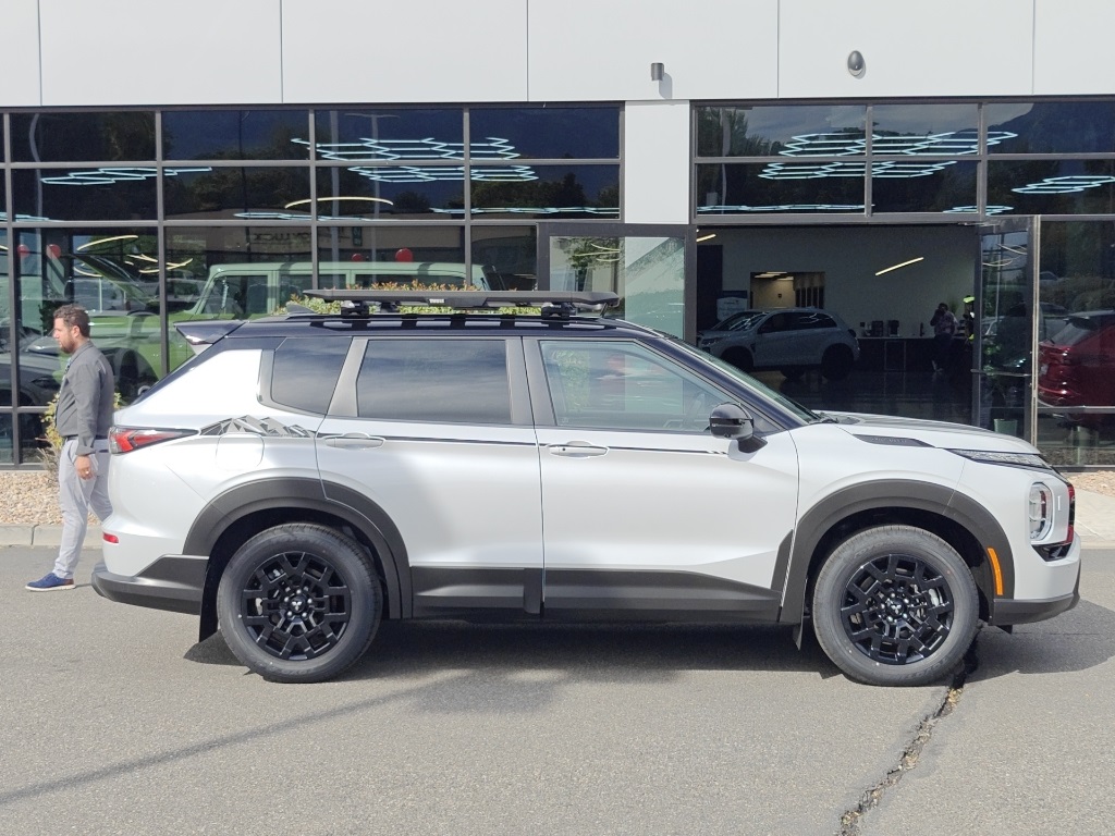 2025 Mitsubishi Outlander Image 4 of 38