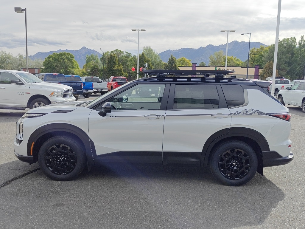 2025 Mitsubishi Outlander Image 8 of 38