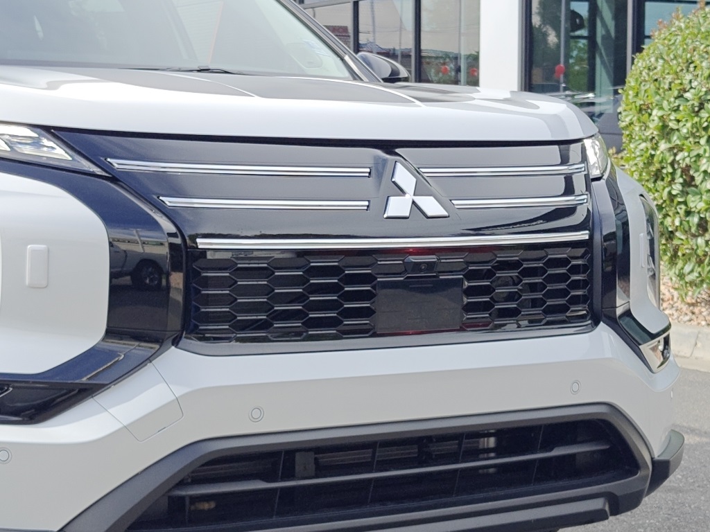 2025 Mitsubishi Outlander Image 12 of 38
