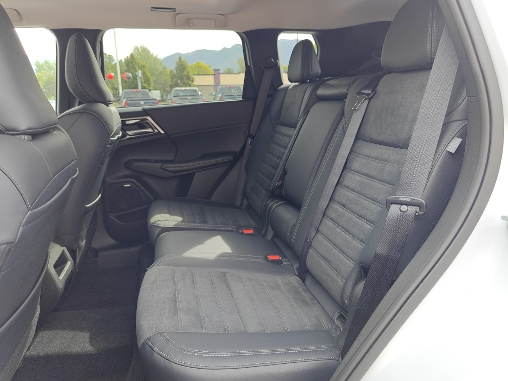 2025 Mitsubishi Outlander Image 18 of 38