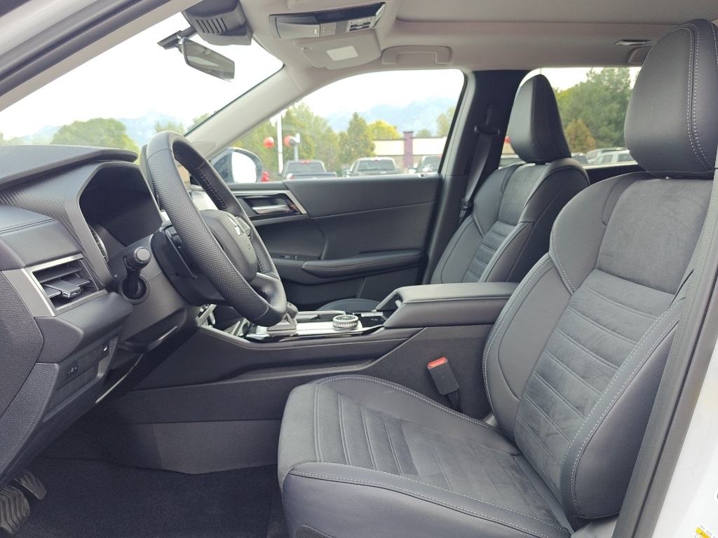 2025 Mitsubishi Outlander Image 15 of 38