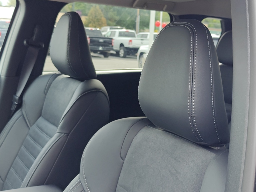 2025 Mitsubishi Outlander Image 14 of 38