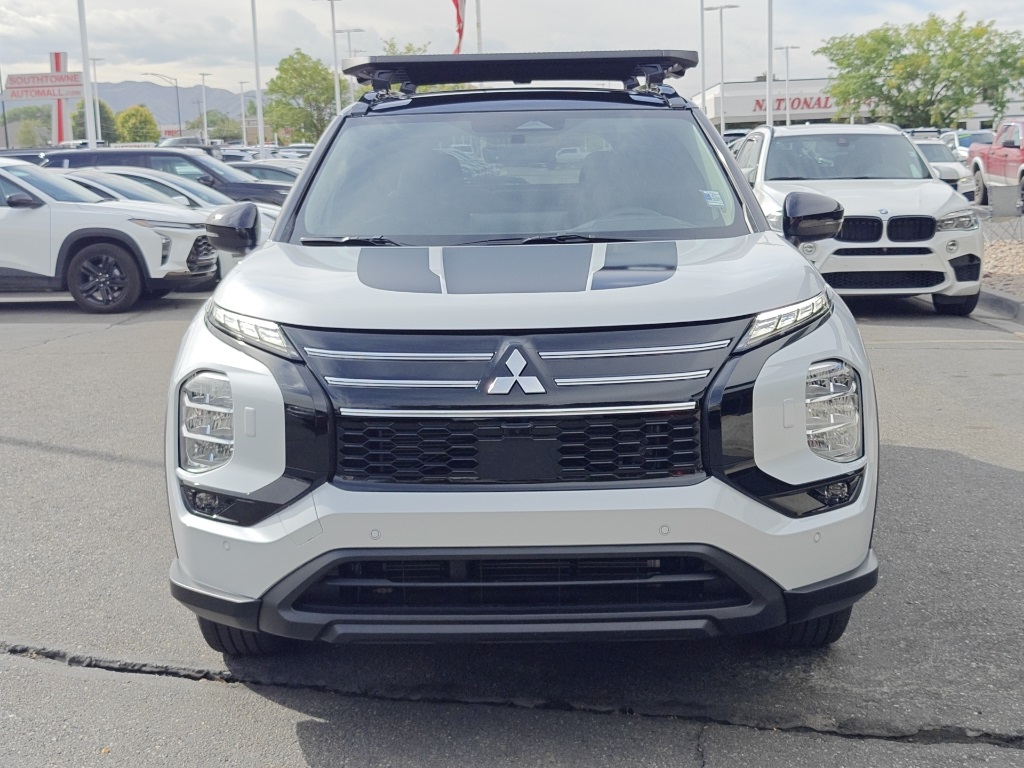 2025 Mitsubishi Outlander Image 2 of 38