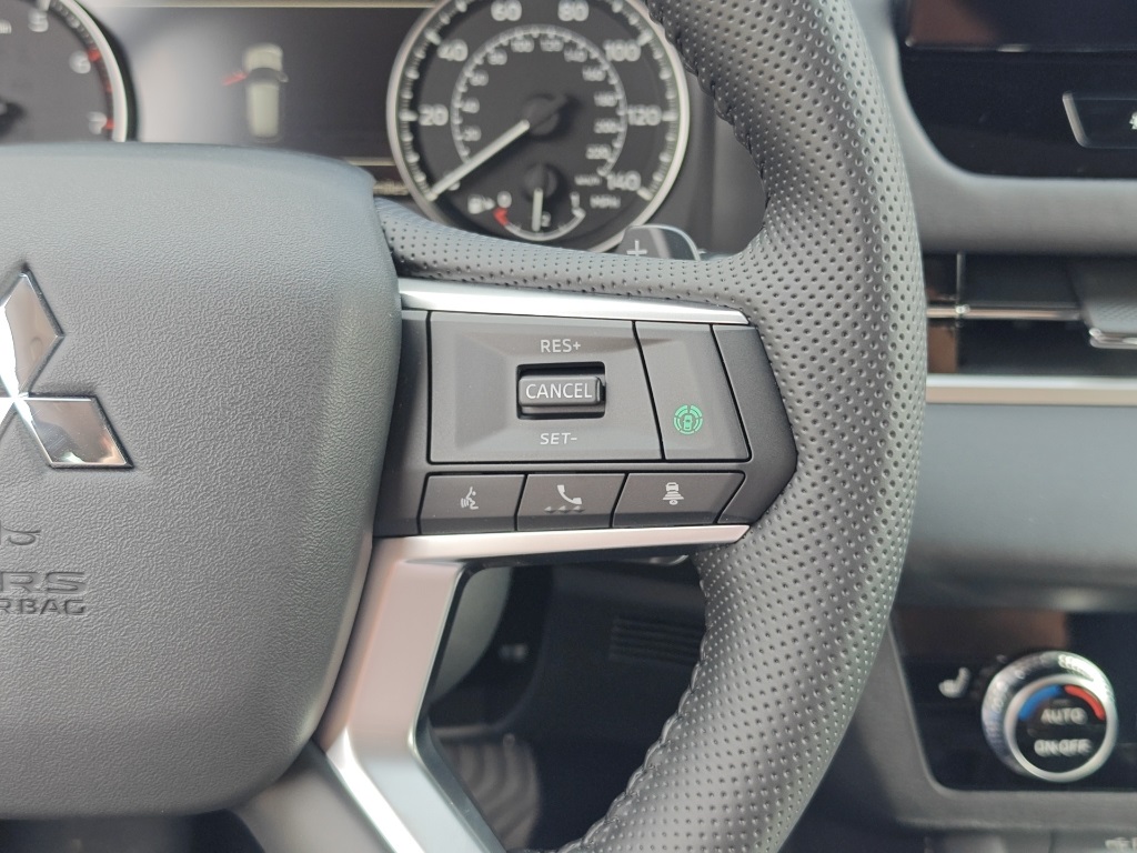 2025 Mitsubishi Outlander Image 34 of 38