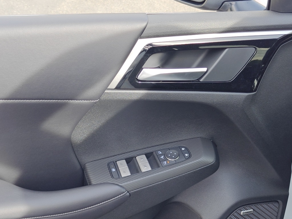 2025 Mitsubishi Outlander Image 28 of 38