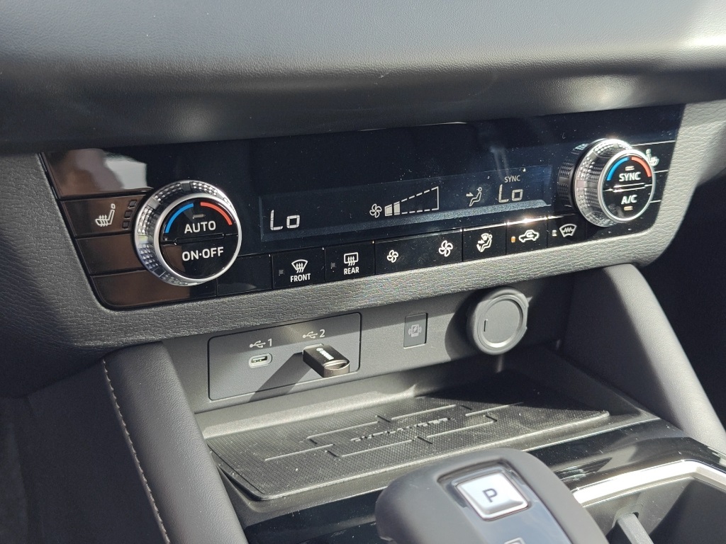 2025 Mitsubishi Outlander Image 38 of 38