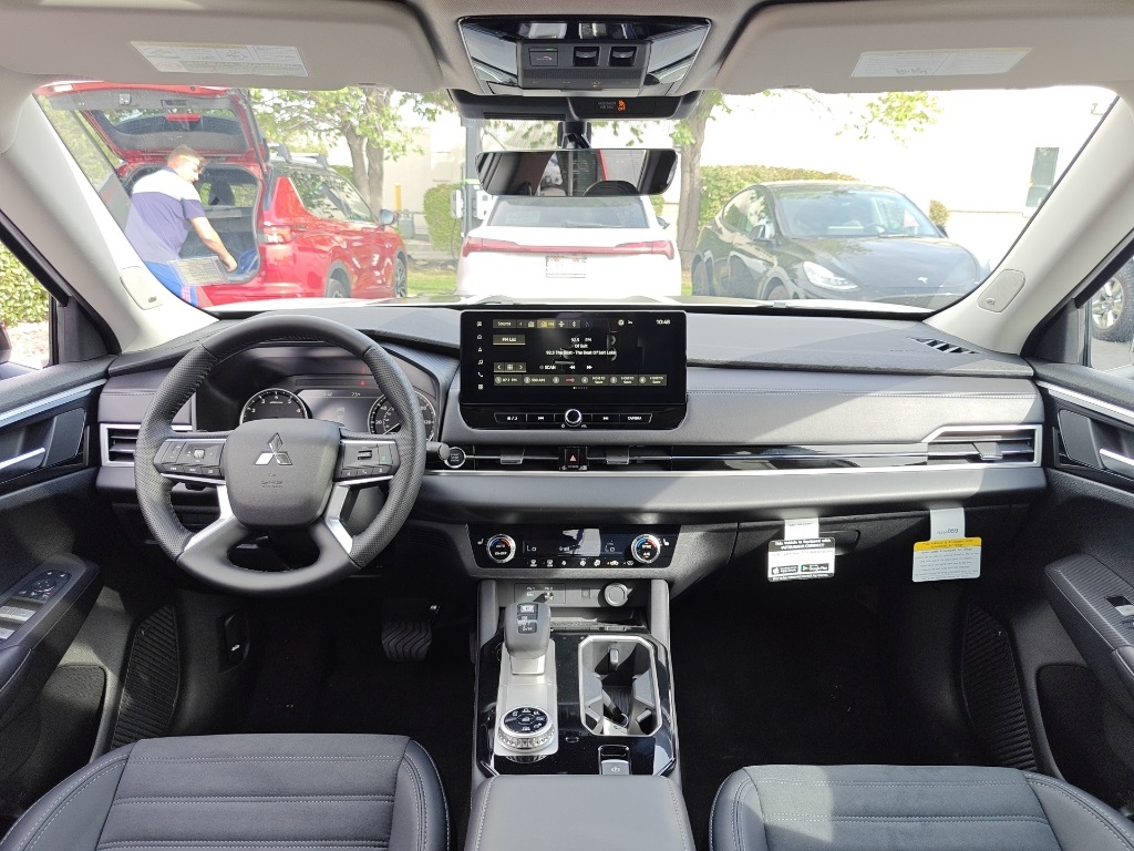 2025 Mitsubishi Outlander Image 20 of 38