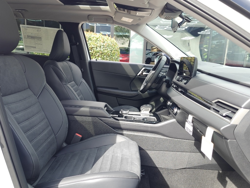 2025 Mitsubishi Outlander Image 19 of 38