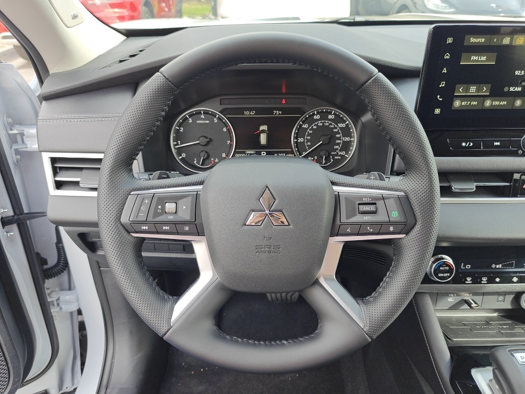 2025 Mitsubishi Outlander Image 32 of 38