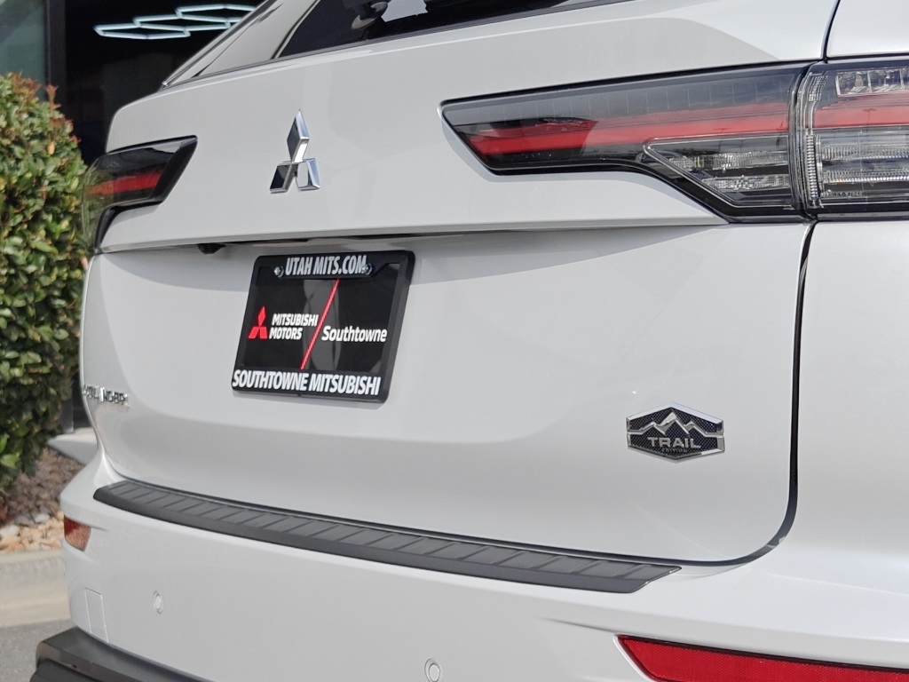 2025 Mitsubishi Outlander Image 30 of 38