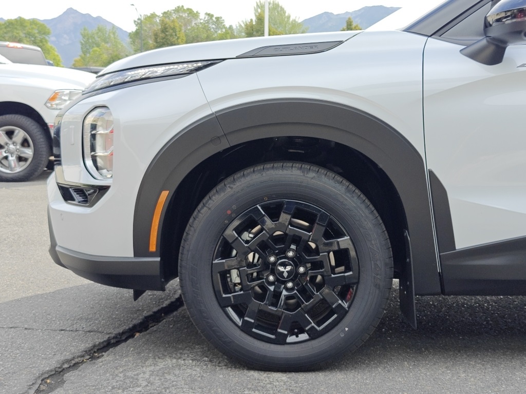 2025 Mitsubishi Outlander Image 10 of 38