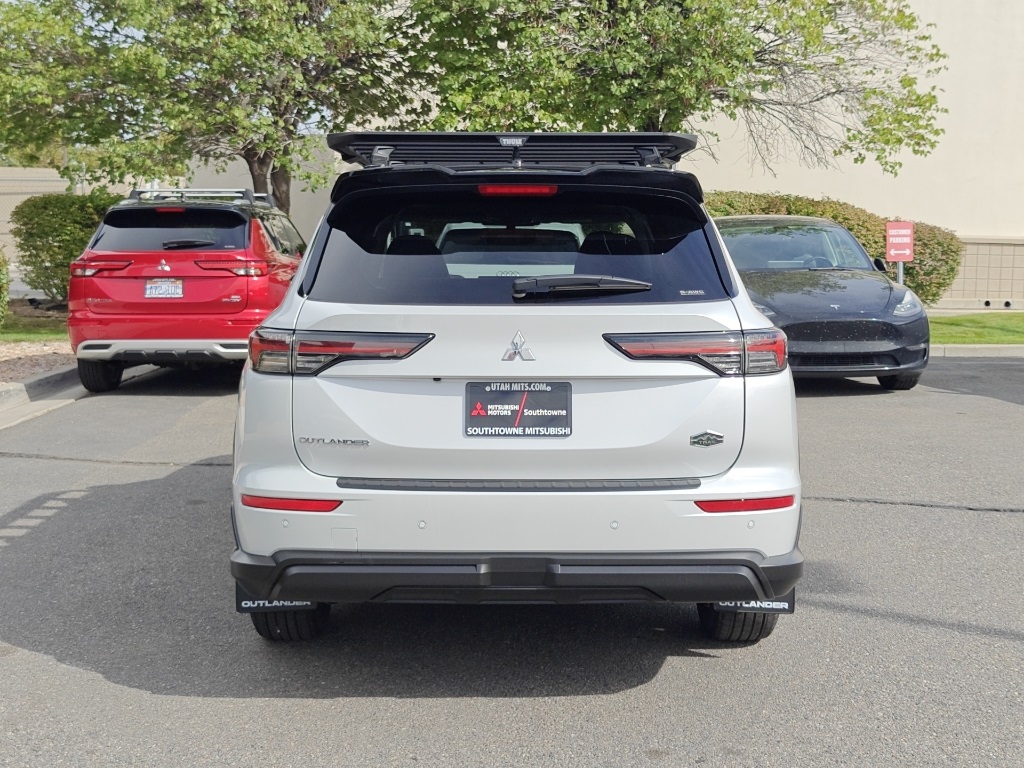 2025 Mitsubishi Outlander Image 6 of 38