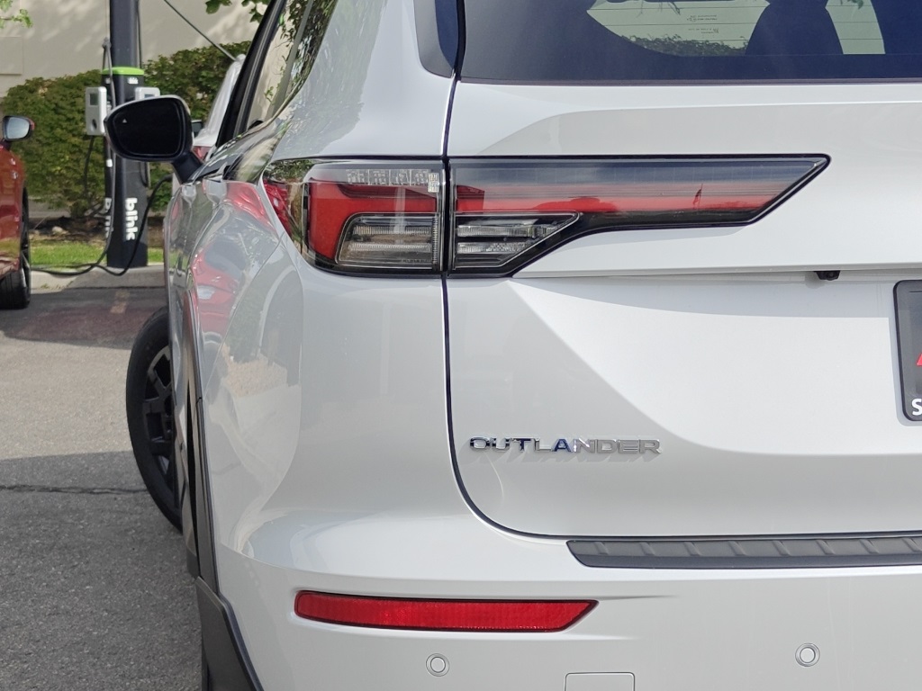 2025 Mitsubishi Outlander Image 36 of 38