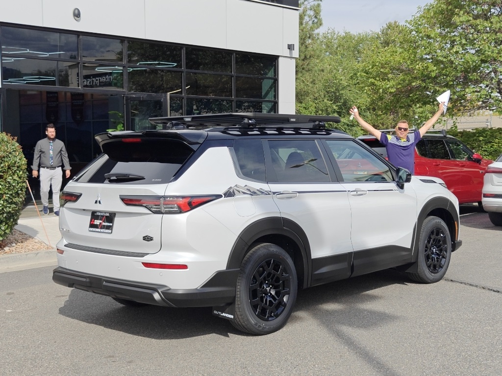 2025 Mitsubishi Outlander Image 5 of 38