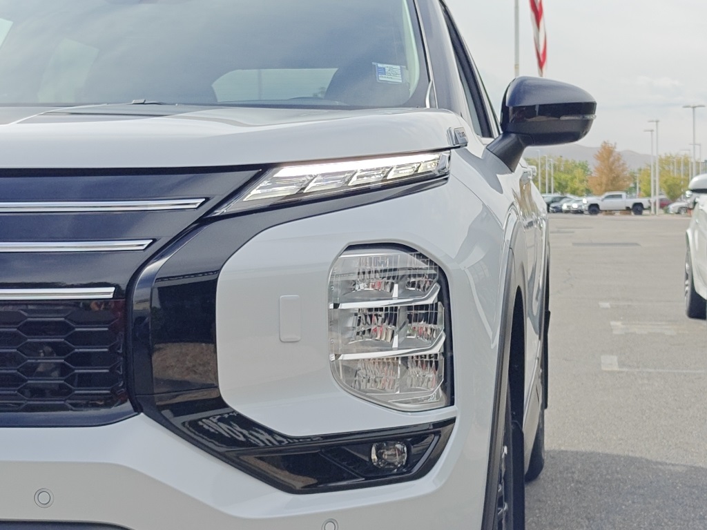 2025 Mitsubishi Outlander Image 33 of 38