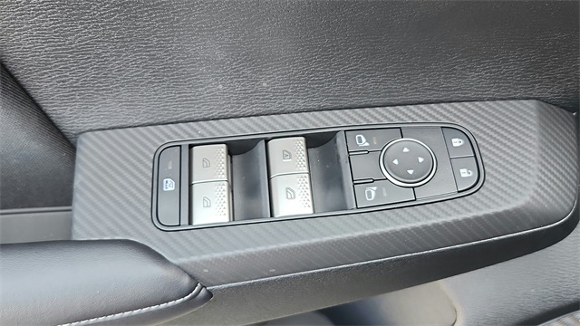 Vehicle image 27 of 32
