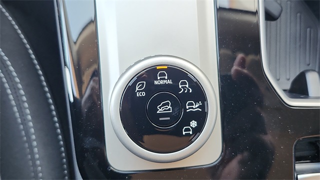 Vehicle image 21 of 32