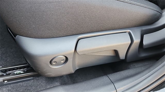 Vehicle image 25 of 32