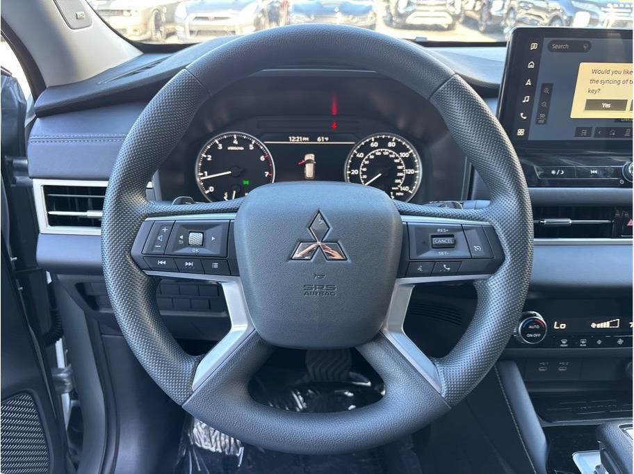 2025 Mitsubishi Outlander ES Image 17 of 27