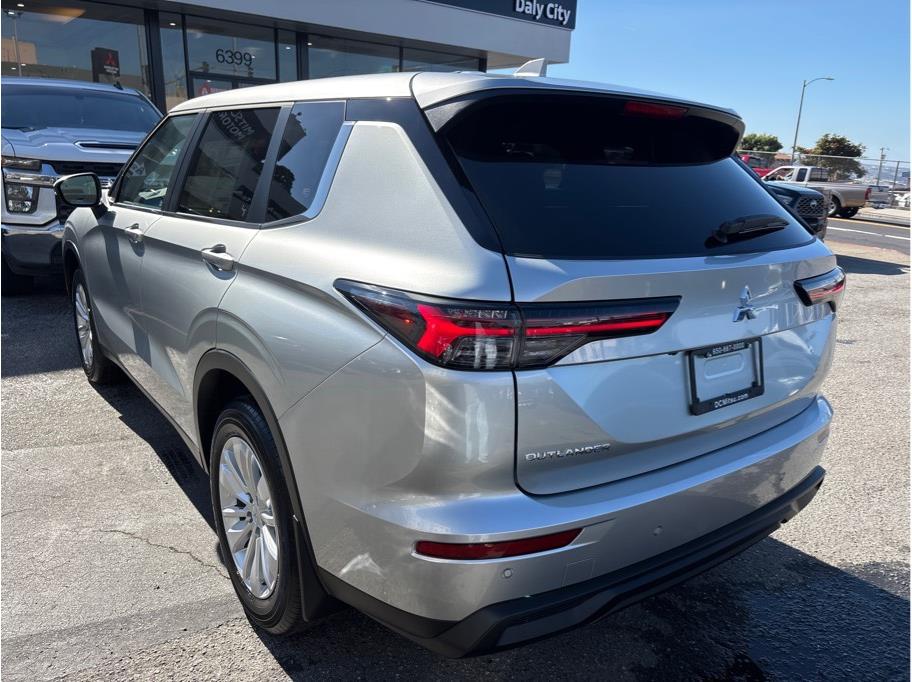 2025 Mitsubishi Outlander ES Image 5 of 27