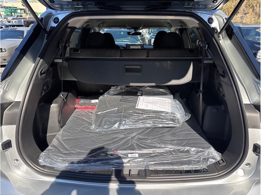 2025 Mitsubishi Outlander ES Image 7 of 27