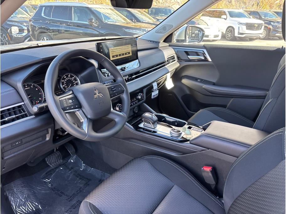 2025 Mitsubishi Outlander ES Image 16 of 27