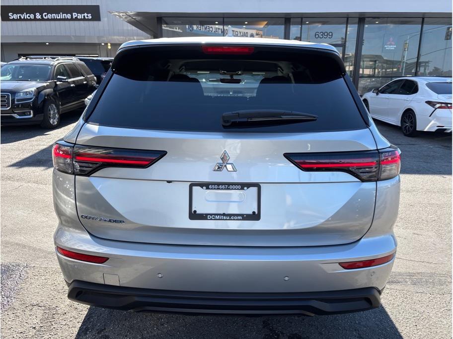 2025 Mitsubishi Outlander ES Image 8 of 27