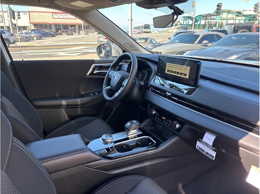 2025 Mitsubishi Outlander ES Image 15 of 27