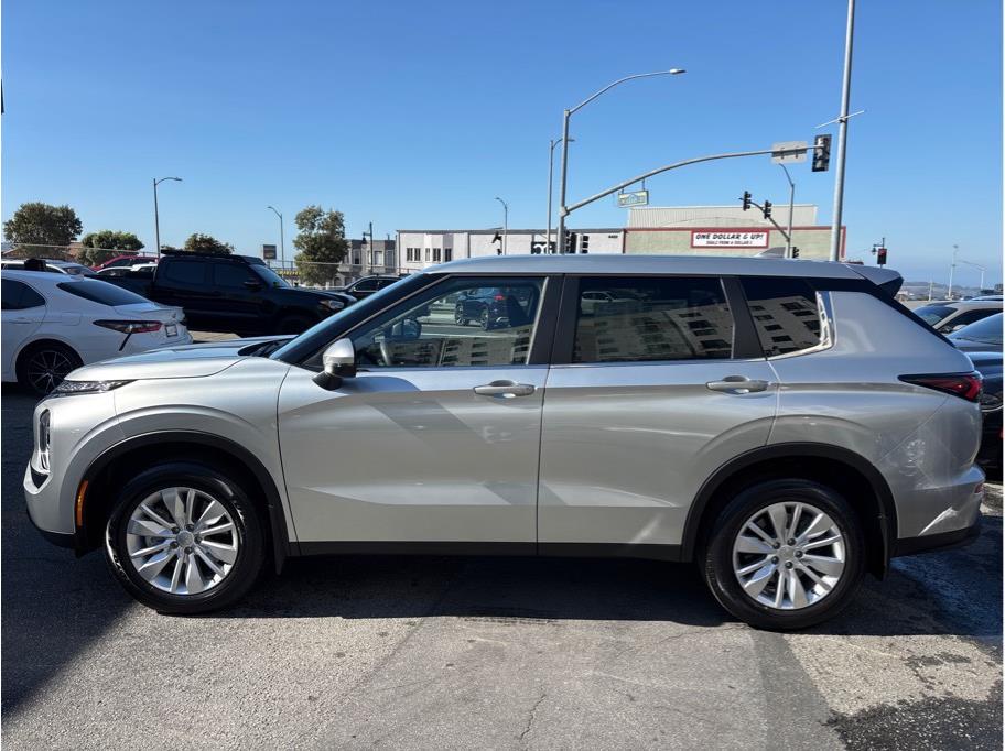 2025 Mitsubishi Outlander ES Image 6 of 27