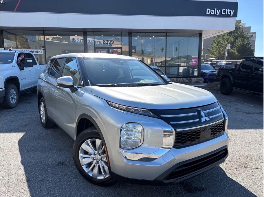 2025 Mitsubishi Outlander ES Image 2 of 27