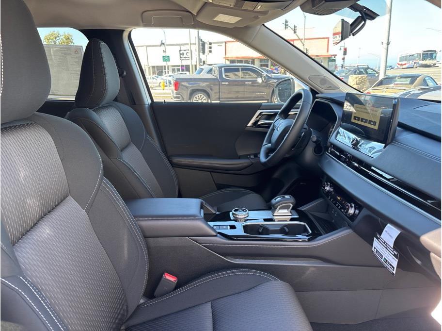 2025 Mitsubishi Outlander ES Image 13 of 27