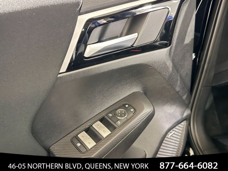Vehicle image 17 of 33