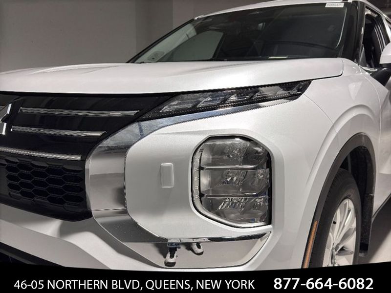 Vehicle image 14 of 33