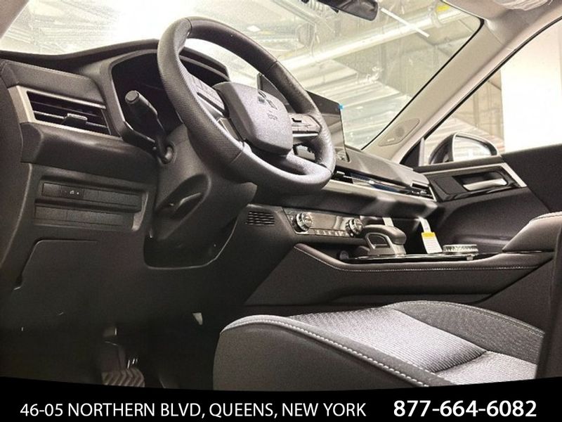 Vehicle image 18 of 33